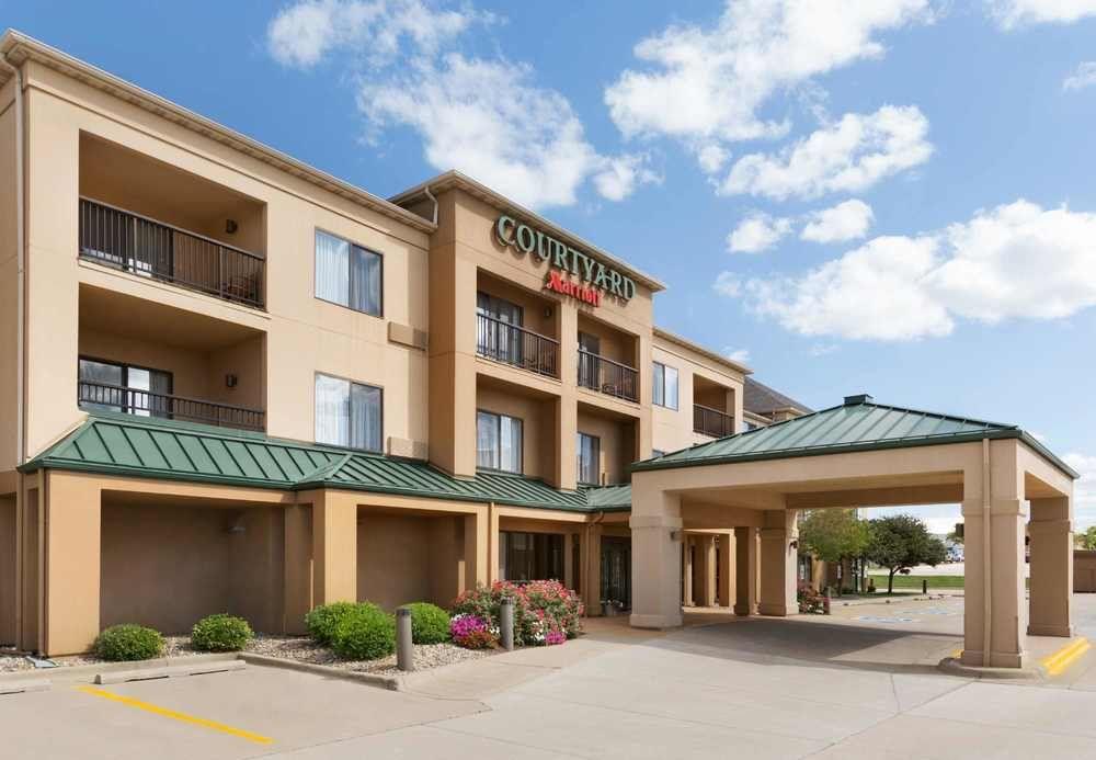 Courtyard By Marriott Bloomington Normal Hotel Exterior photo