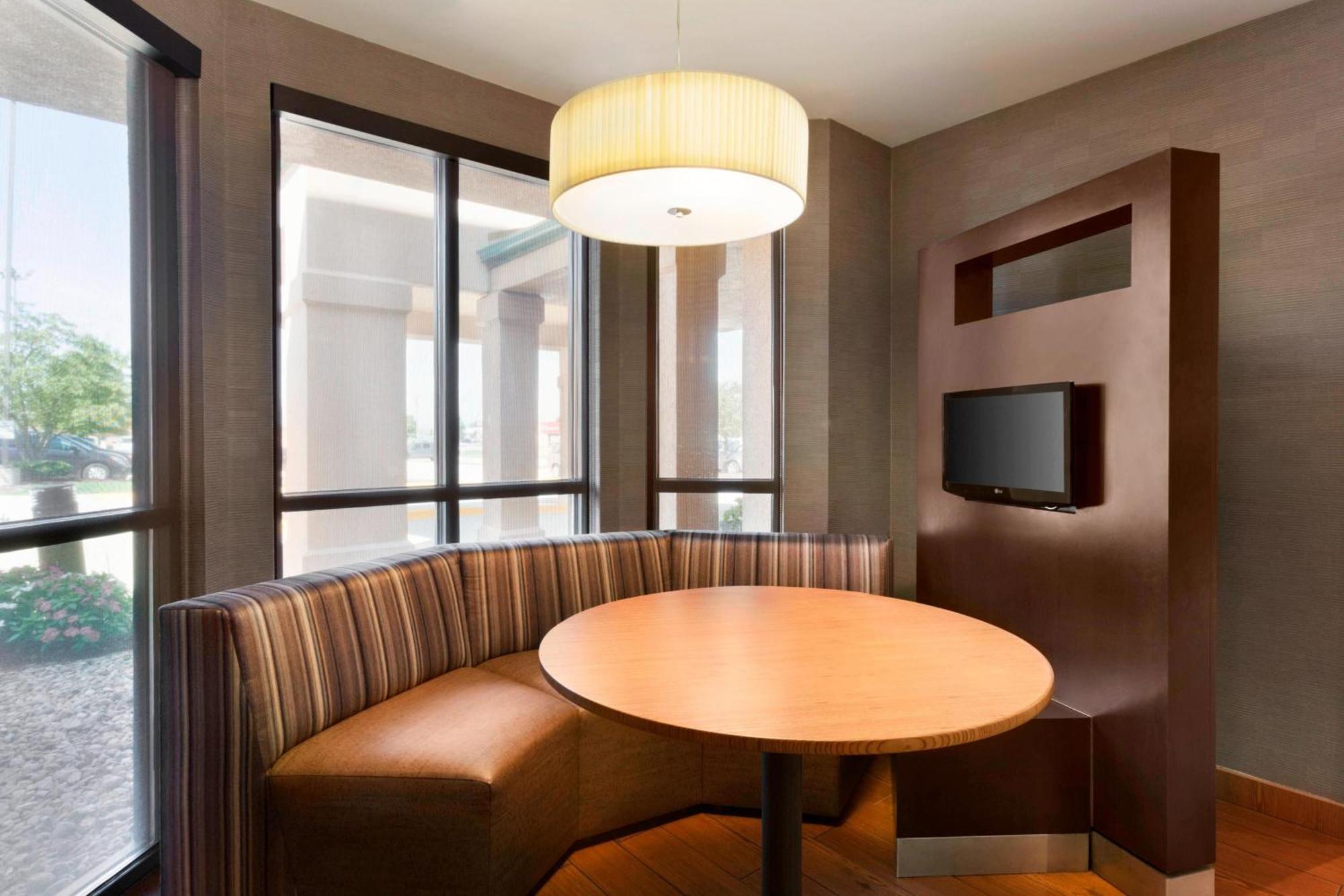 Courtyard By Marriott Bloomington Normal Hotel Exterior photo